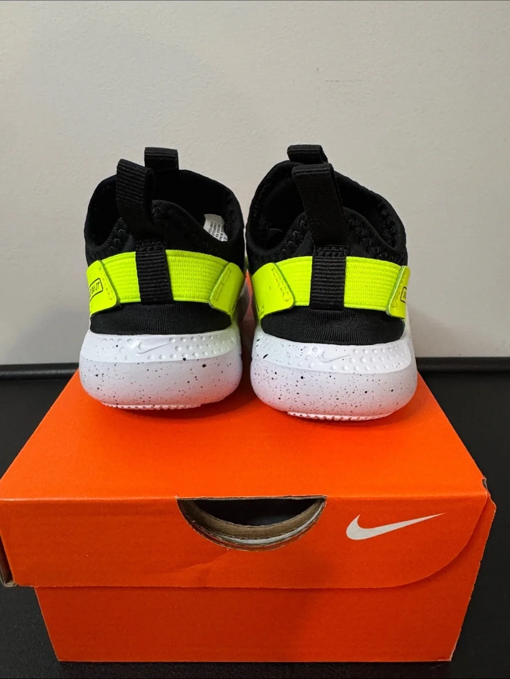 Nike Flex Runner Slip-On Sneakers Black Volt White Baby/Toddler Size 5C New NIB